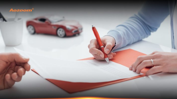 "Người kiểm tra giấy tờ xe ô tô để đảm bảo tính hợp pháp và an toàn."