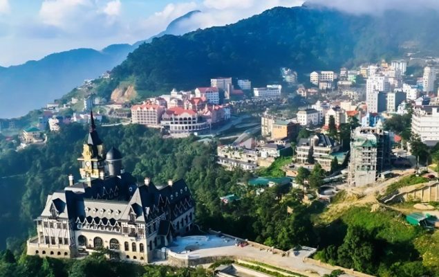  "Khung cảnh núi non hùng vĩ và sương mù bao phủ Tam Đảo."